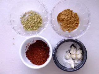 秘制异国风味鸡胸肉腌料&绝佳搭配 （减肥必备）,这里需要区分一下材料的材质 先按份量准备所有的粉质材料 别忘了放盐