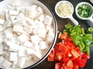 超下饭的双椒杏鲍菇,杏鲍菇、青红椒切小块，葱姜蒜切末。