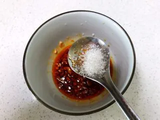 瓜丝肉末拌凉皮,加入半勺白沙滩