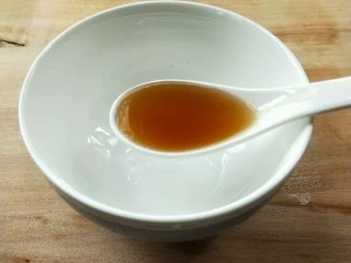 花雕酒焗藤椒手撕鸡,解冻同时准备腌汁,一勺料酒。