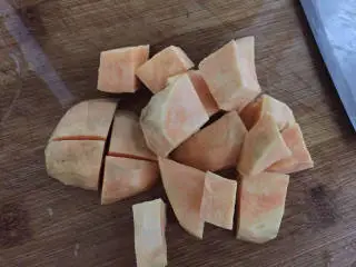 红薯栗子糖水,去皮切小块