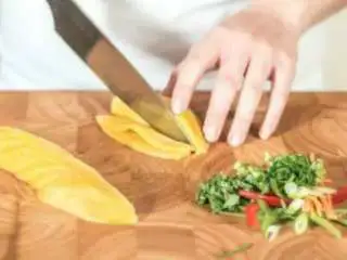 芒果薄荷卷饼(墨西哥风味),将胡萝卜、菜芯、荷兰豆、小葱、芹菜、灯笼椒、薄荷和欧芹切丝,芒果去皮去核后切片