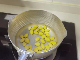 宅家美食——潮汕小吃芋泥白果,白果提前两小时泡软,洗净， 加少许白糖煮至熟