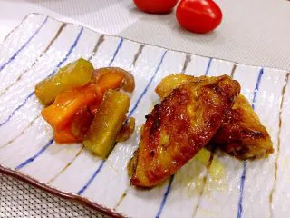 新奥尔良风味砂锅翅,取出小砂锅里的鸡翅和蔬菜，装盘。