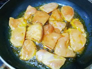 蜜汁香煎鸡胸肉,煎至两面金黄即可。