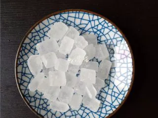 绿豆薏仁糖水,备好冰糖，冰糖的分量可根据个人喜好调整；