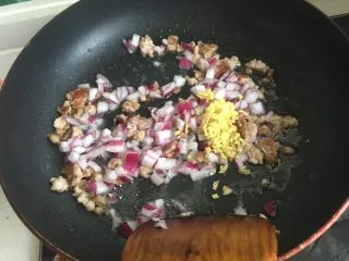 超级下饭的豆角焖饭，爱吃面食的北方人不容错过,加姜末，爆香