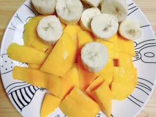 芒果麦片坚果露,将芒果、香蕉切块儿备用。