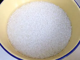 福建小吃—油饼,大米洗净提前5~6小时浸泡。(若觉得麻烦也可以提前一晚和黄豆一起浸泡)