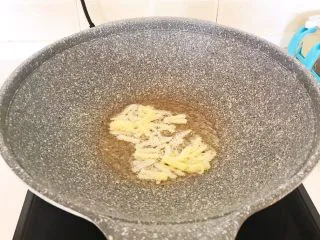 超级下饭菜 油焖尖椒,油烧热后加入姜丝，炒出香味