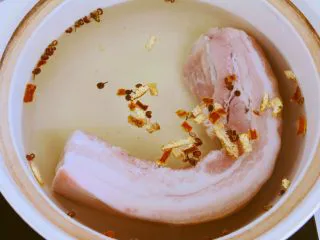 红烧肉,懒办法却更好吃~,整块五花肉冷水下锅煮开。