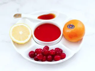 橘子蔓越莓蜂蜜冰饮,首先备齐所有的食材。