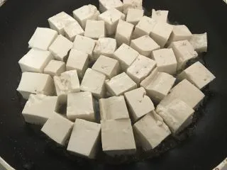 做道小朋友也爱吃的酸甜豆腐,摆入切好的豆腐。