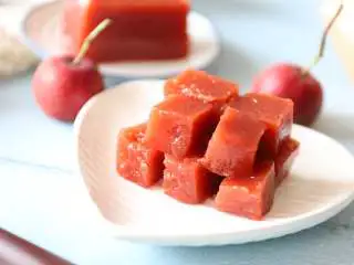 山楂之恋在秋季,经典小吃都在这了~,冷藏后的山楂糕切成小块,饭后吃两块,开胃消食。