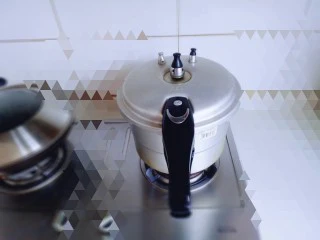 #食二星座#酱牛腱,大火烧开，待高压锅上气后转小火25分钟即可关火。 等高压锅消汽后再打开盖子。