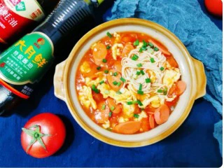 鸡蛋西红柿打卤面,出锅撒上葱花即可