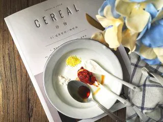 简单不放油的 鱼香肉丝,加入半勺醋 豆瓣酱 糖 鸡精 淀粉 (量都在图里摆好了)