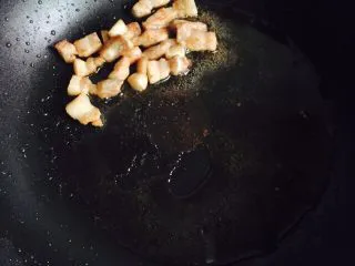 干锅包菜（简易版）,用锅铲推在锅边