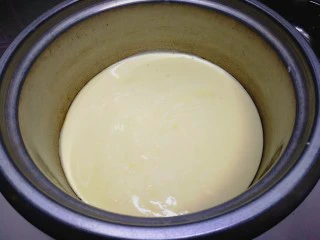 健康电饭锅蛋糕,拿出锅轻轻震动几下，震出气泡盖上锅盖，按煮饭键烧至跳开，气孔用湿毛巾捂住，过十分钟，再按煮饭键烧至跳开，焖十五分钟