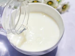 做法无敌简单的冰淇淋,按冲泡比例泡成牛奶。