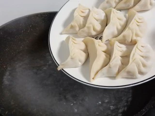 酸辣可口的【酸汤饺子】,锅里水开,加入包好的饺子入锅、锅里加一点盐(盐水能提高水的沸点,能使饺子熟得快些。加盐的水会增加饺子皮的筋成型使煮出来的饺子皮更有Q感)