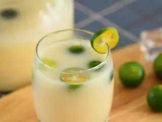 养乐多青柠绿茶—简单易学的小清新饮料，奶茶铺点单率超高,丢入小青柠和冰块，搅拌一会即可。 炎热的夏季，来上这么一杯酸酸甜甜的养乐多青柠绿茶，除了一口干掉外，还能有什么选择呢？