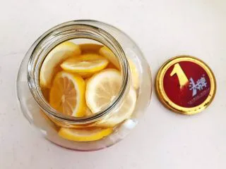 蜜渍柠檬皇菊茶,加入100ml椴树蜜