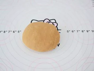 自制脏脏珍珠奶茶奶盖,再取出放入硅胶垫上，用手揉均匀，揉成光滑的面团