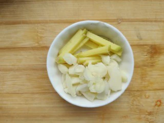 西红柿烧茄子,姜蒜准备好