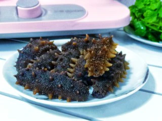 家常快手菜【凉拌海参】,即食海参提前从冷冻室拿出来化冻或者放纯净水化冻更加快一点。