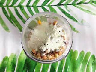 香蕉芒果卡乐比营养奶糊,将所有食材放入原漾榨汁机内