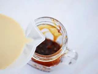 自制脏脏珍珠奶茶奶盖,倒入奶茶