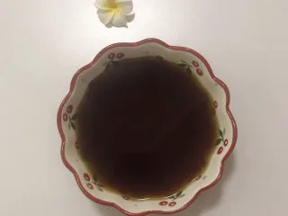 夏日冰爽甜品--红糖冰粉,将红糖块用开水泡开