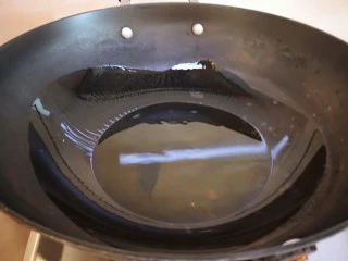 水晶豆腐番茄浓汤宝,开火先把锅烧热,放入适量油烧五成热。