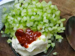 越南风味龙虾卷,将 芹菜 切丁，在大碗里混合 ：蛋黄酱 芹菜 ,是拉差辣酱 ,柠檬皮 ,柠檬汁 ,切好的香菜 和现磨胡椒 .