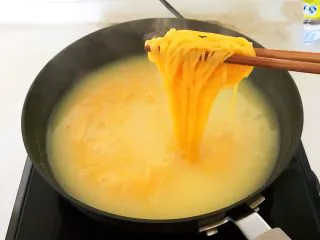 风味炒面 芽菜肉末炒玉米面,温火煮5分钟