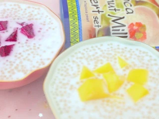 炎炎夏日，你一定要来一碗清凉又解暑的甜品！,再搭配上火龙果和芒果，分量超足的椰汁西米露就做好了，开吃咯~ 