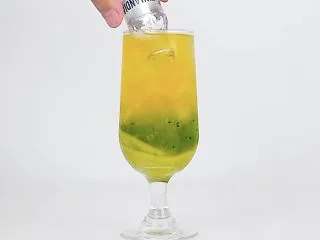 爱上这个夏天，微醺让你温暖而美丽！,将白伏特加酒开瓶，斜放入杯中