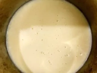 风靡街头的小吃——原味鸡蛋仔,过筛一次使面糊更细腻,静置30分钟