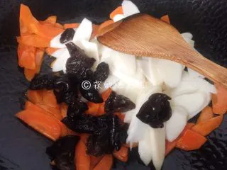 素炒山药 春的山药 清脆又爽口,在把黑木耳和山药放入，翻炒几下。