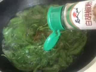 粉鸡汤(阜阳特色小吃),加入适量的白胡椒粉