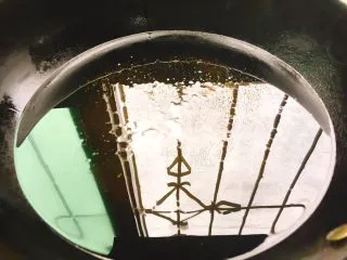 福州特色小吃+炸春卷,锅里倒油