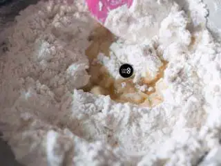 没有烤箱照样做出香浓芝士风味薄底披萨,将黄油完全融化,混入面粉中增加饼底的奶香味。