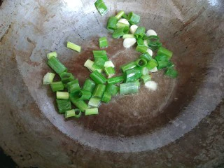 西红柿西葫芦炒肉片,放入葱蒜爆香