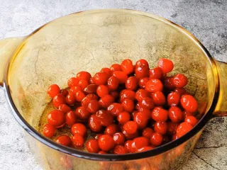 蔓越莓大果粒,沥干水分倒入玻璃锅。