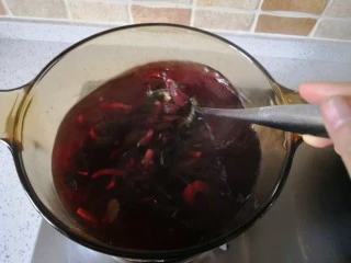 夏季消暑饮品—冰镇酸梅汤,将煮过的材料过滤出来,把酸梅汤倒入容器里放冰箱冷藏。