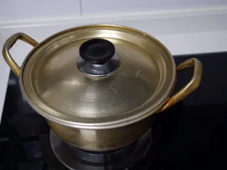 秒杀甜品店的，简单做法的杨枝甘露！,西米煮至透明时关火，盖上锅盖焖上五分钟。 