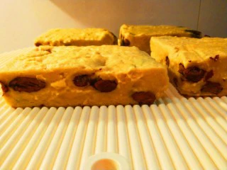 新文美食 北京特色小吃蒸年糕,在把四块年糕放拍子上。