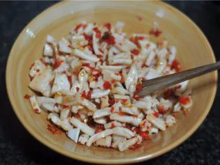 超级爽口的开胃萝卜干,放盐和剁辣椒,拌匀即可