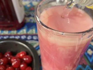 粉红夏日饮品,气泡水是冷藏的